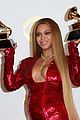 beyonce proudly shows off two grammys in press room 04