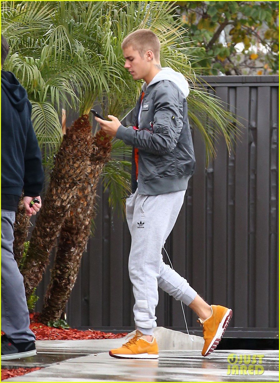 justin bieber joins pick up basketball game on venice beach 073864562