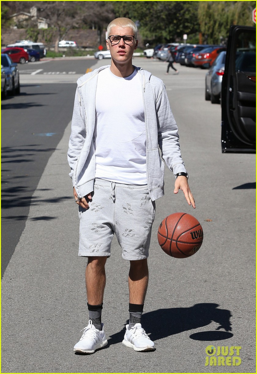 justin bieber joins pick up basketball game on venice beach 233864578