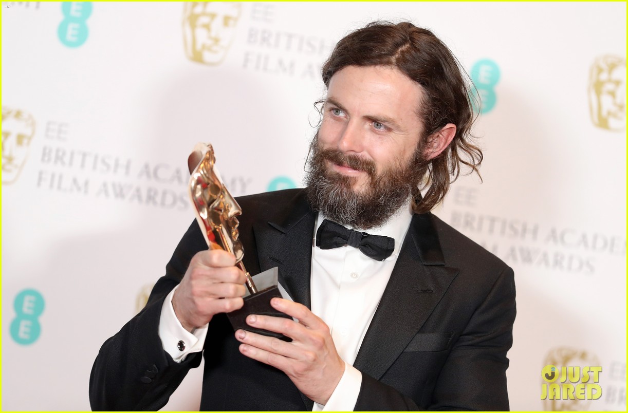 casey affleck takes home best actor baftas 033858052