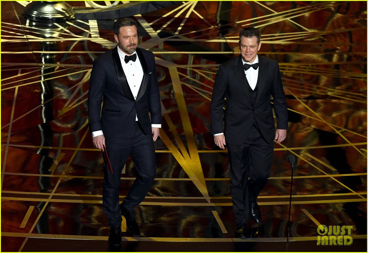 Ben Affleck & ‘Guest’ Matt Damon Present at Oscars 2017, Matt Gets