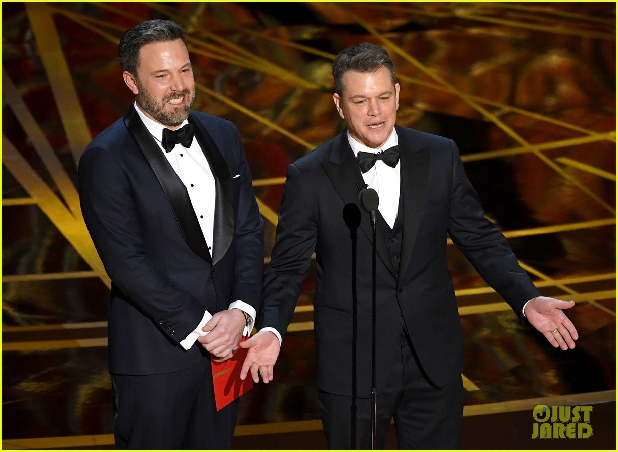 Ben Affleck & ‘Guest’ Matt Damon Present at Oscars 2017, Matt Gets