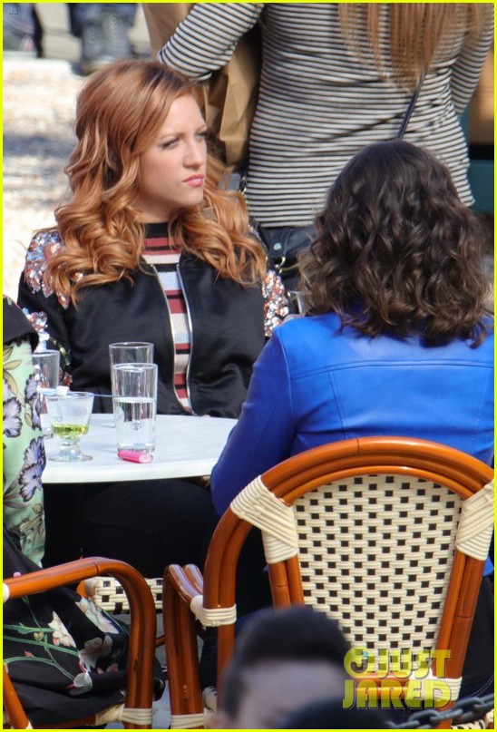 Hailee Steinfeld Continues Filming With The &lsquo;Pitch Perfect&rsquo; Cast: Photo