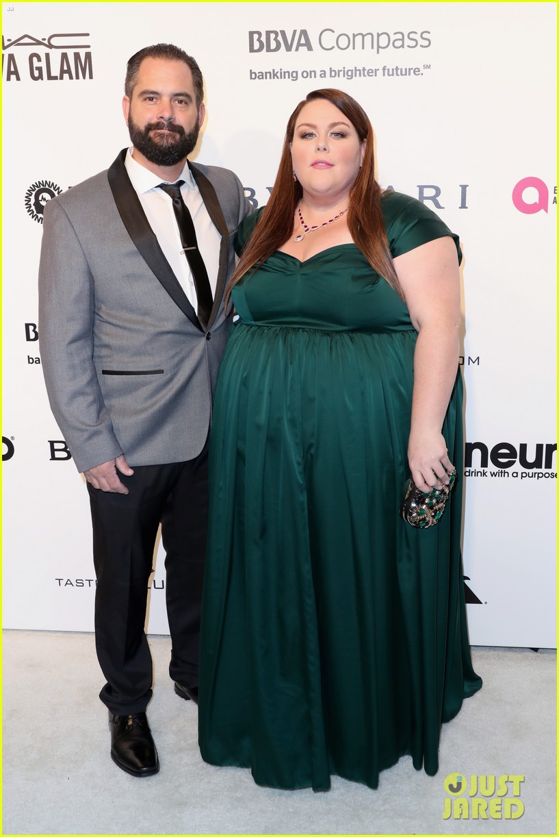 this is us stars justin hartley chrissy metz couple up at elton johns oscars 013867503