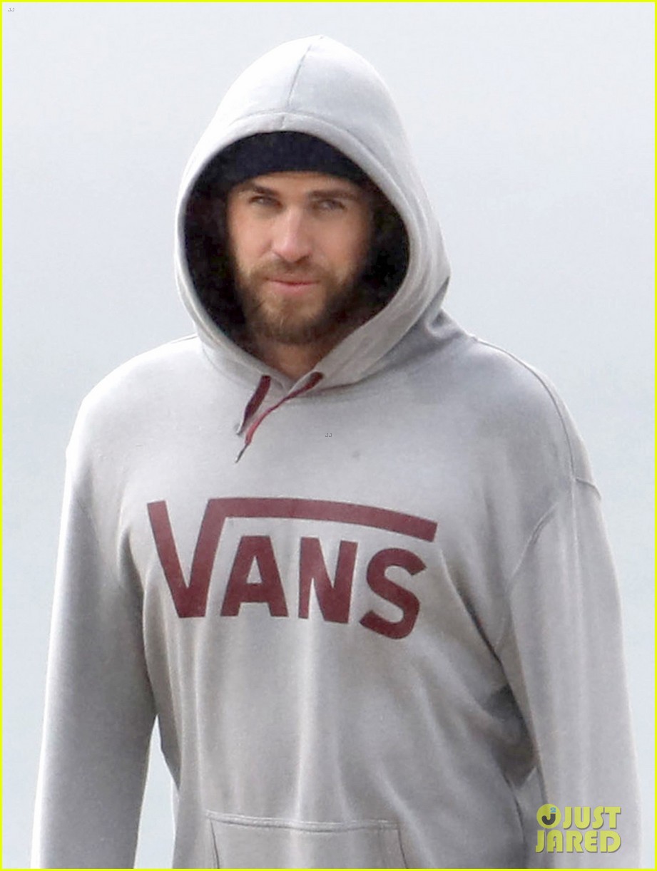 liam hemsworth bundles up while checking out the surf 06