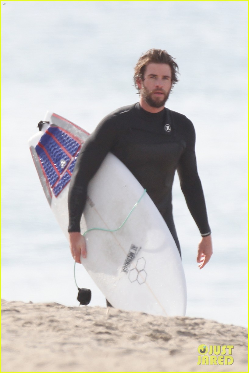 liam hemsworth flaunts his toned wetsuit bod while surfing see his wipeout pic 033861455
