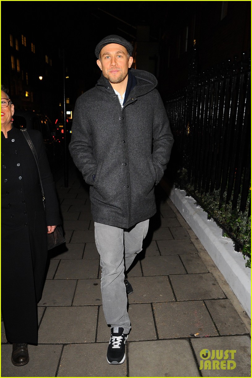 charlie hunnam hangs out with his mom in london 083852348