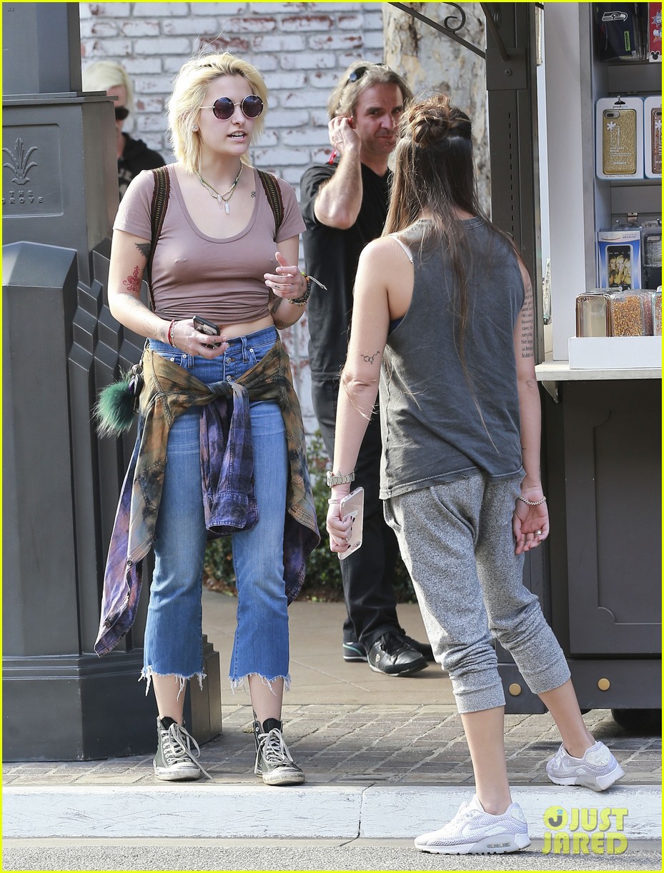 paris jackson goes braless for shopping trip with prudence brando 113861434
