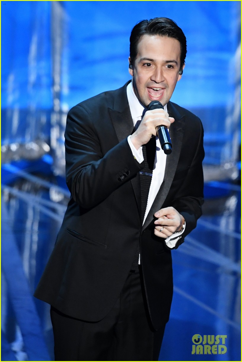 Lin Manuel Miranda Rapping Lin-Manuel Miranda Performs New 'Moana'-Themed Rap at Oscars 2017 ...
