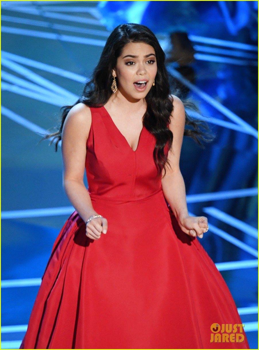 Lin Manuel Miranda Rapping Lin-Manuel Miranda Performs New 'Moana'-Themed Rap at Oscars 2017 ...