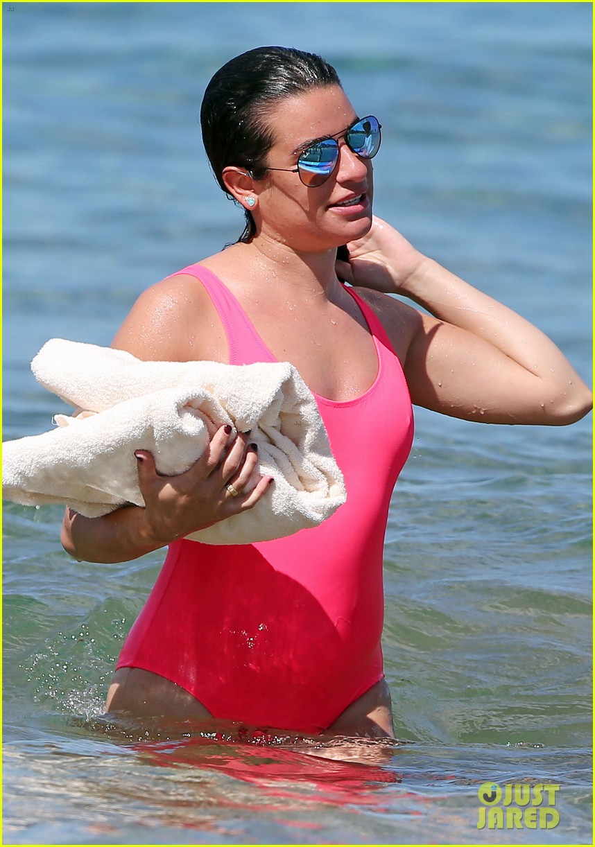 lea michele successfully does yoga on water 08