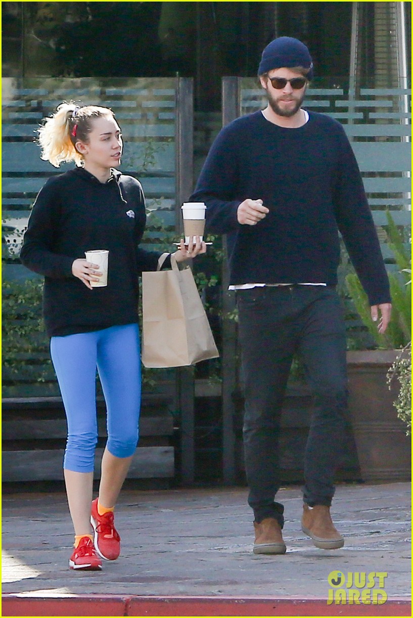 miley cyrus liam hemsworth lunch with friends 013855118