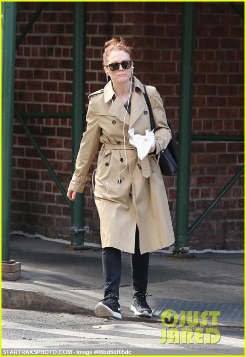 julianne moore enjoys the warm weather in nyc 023866077