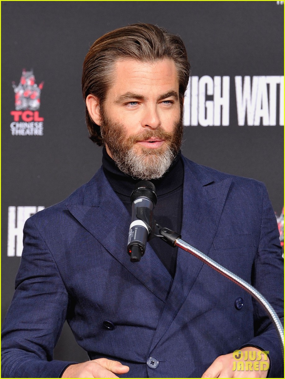 chris pine shaves his scruffy beard off looks like a new man 103865199