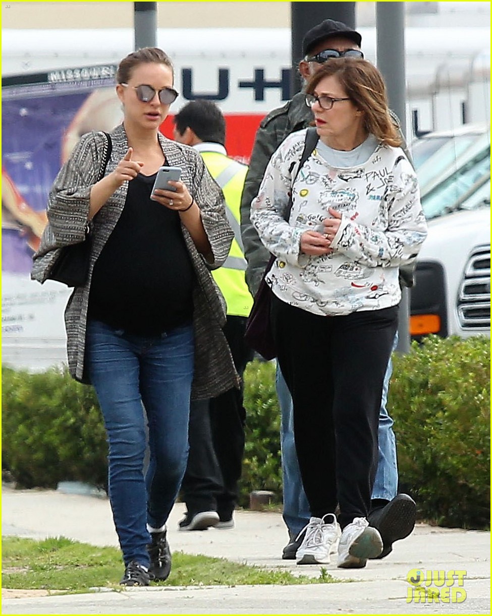 Natalie Portman Cradles Her Baby Bump While at Lunch Photo 3861616