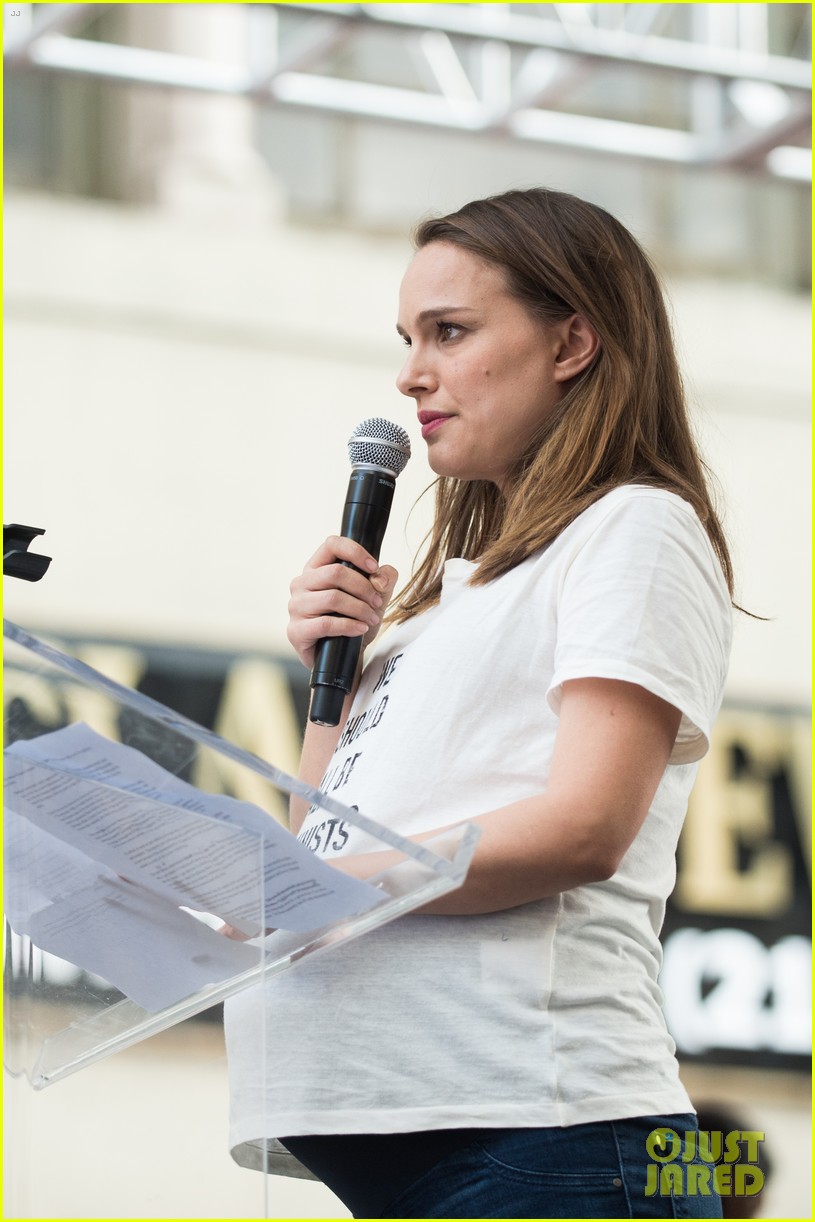 Natalie Portman Will Not Attend Oscars 2017 Due to Pregnancy Photo