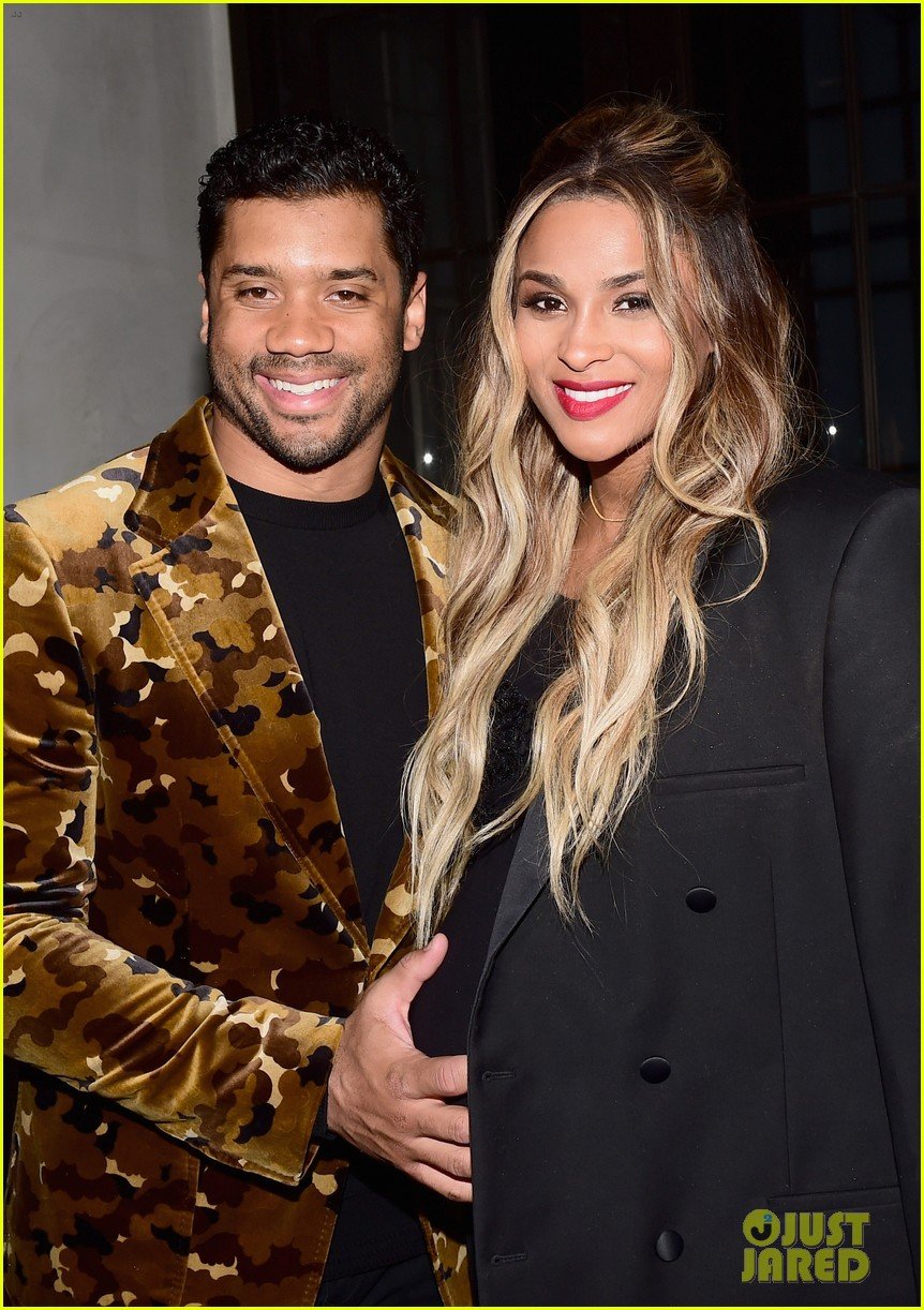 Russell Wilson Holds Pregnant Ciara's Baby Bump at Oscars Party! Photo(00)