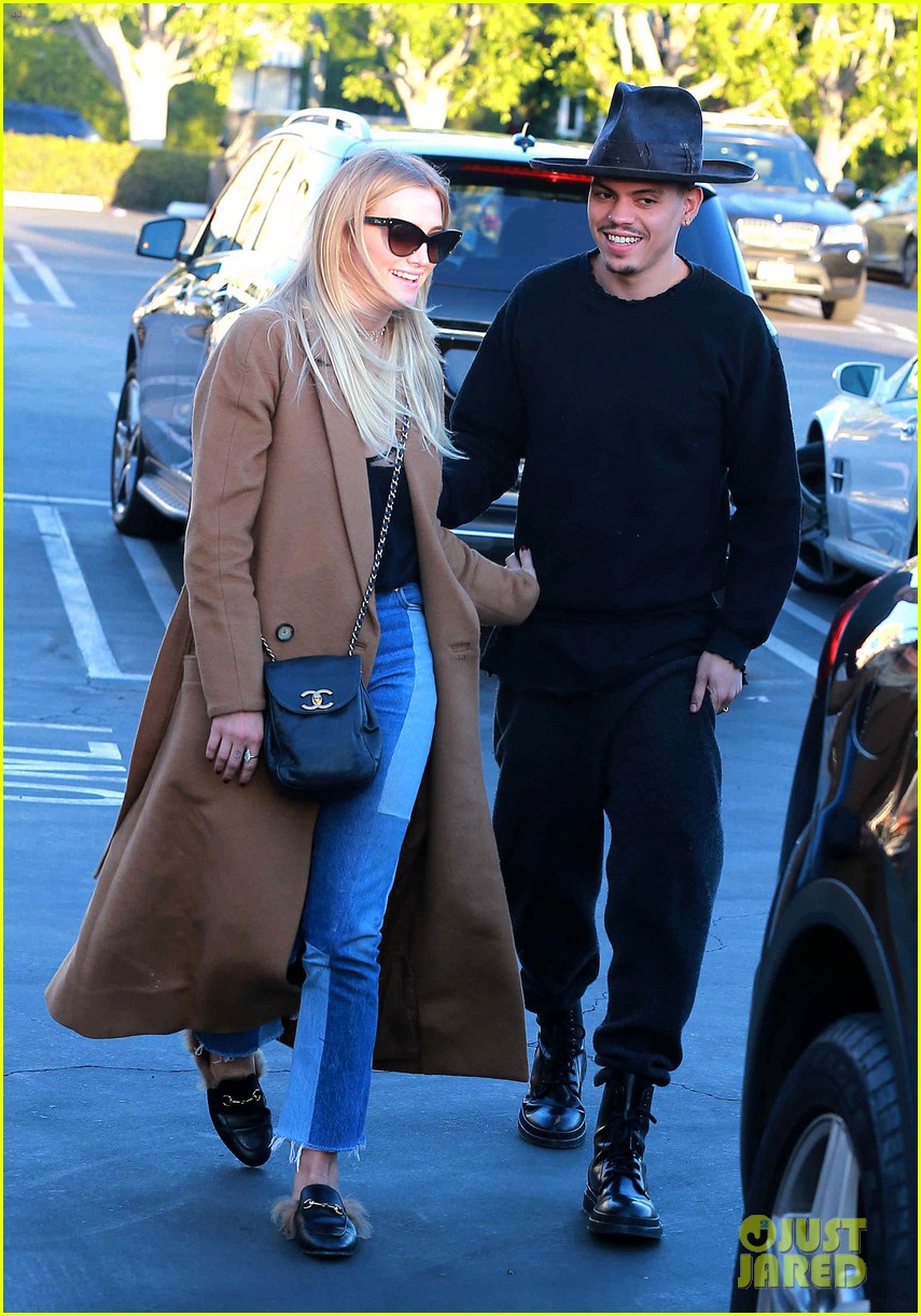 ashlee simpson evan ross are all smiles 013864883