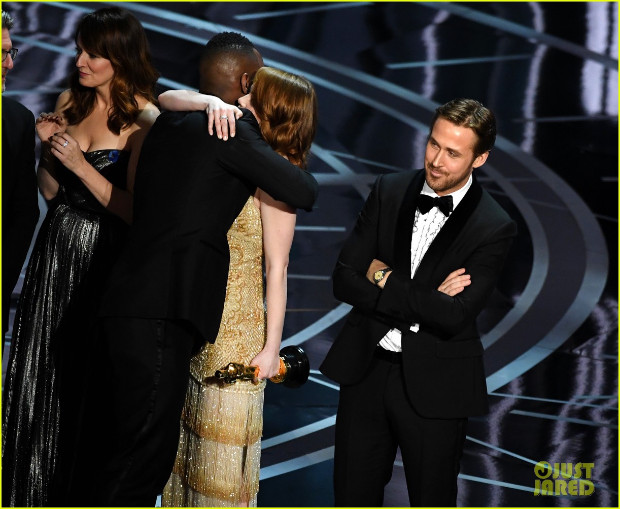 Emma Stone Reacts to 'La La Land' & 'Moonlight' Best Picture Mistake(01)