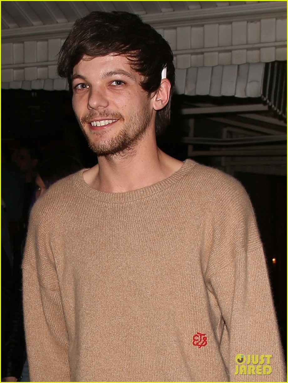louis tomlinson hangs out with james arthur after his hotel cafe concert 03