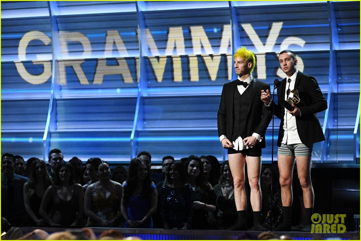 twenty one pilots remove pants to accept at grammys 2017 033858359