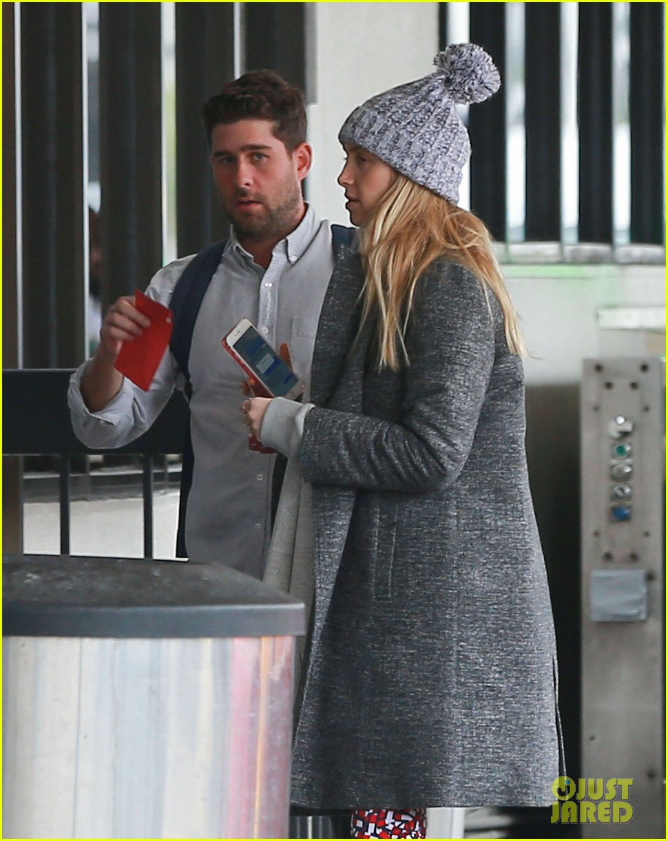 whitney port catches a flight after making pregnancy announcement 04