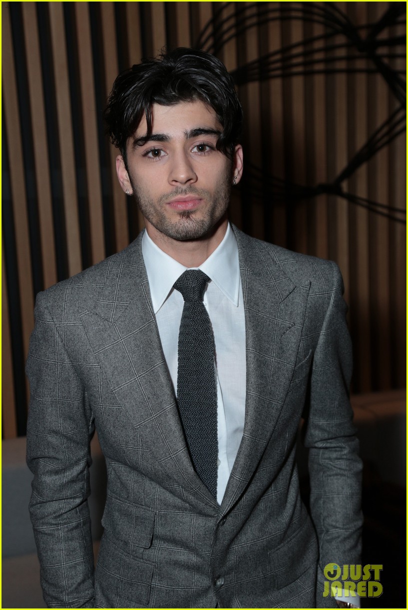 zayn malik suits up for fifty shades darker premiere 013852472