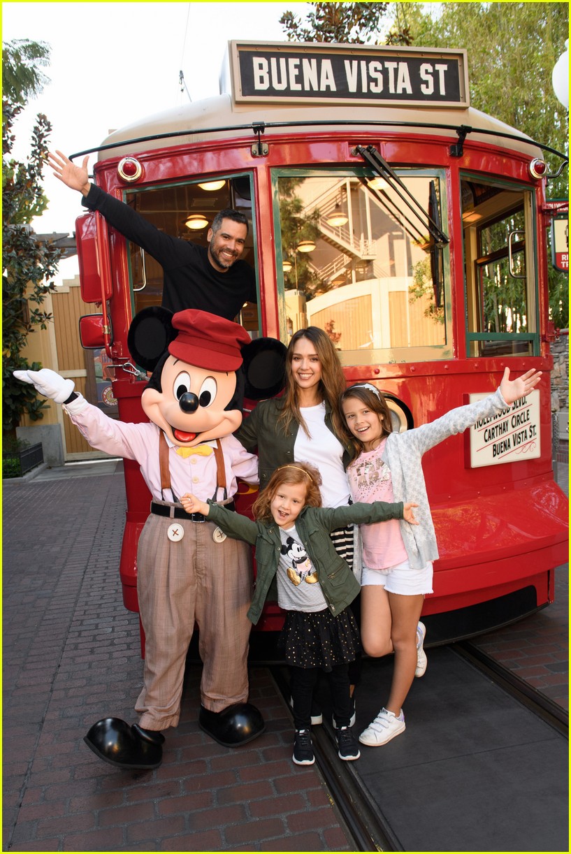 jessica alba cash warren and their daughters spend the day with mickey mouse 013880695