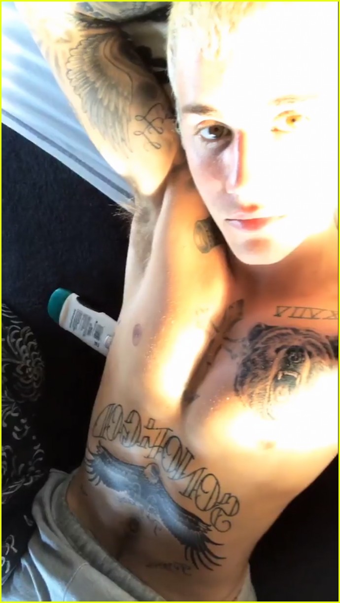 justin bieber gets new tattoo of giant eagle on his chest 03