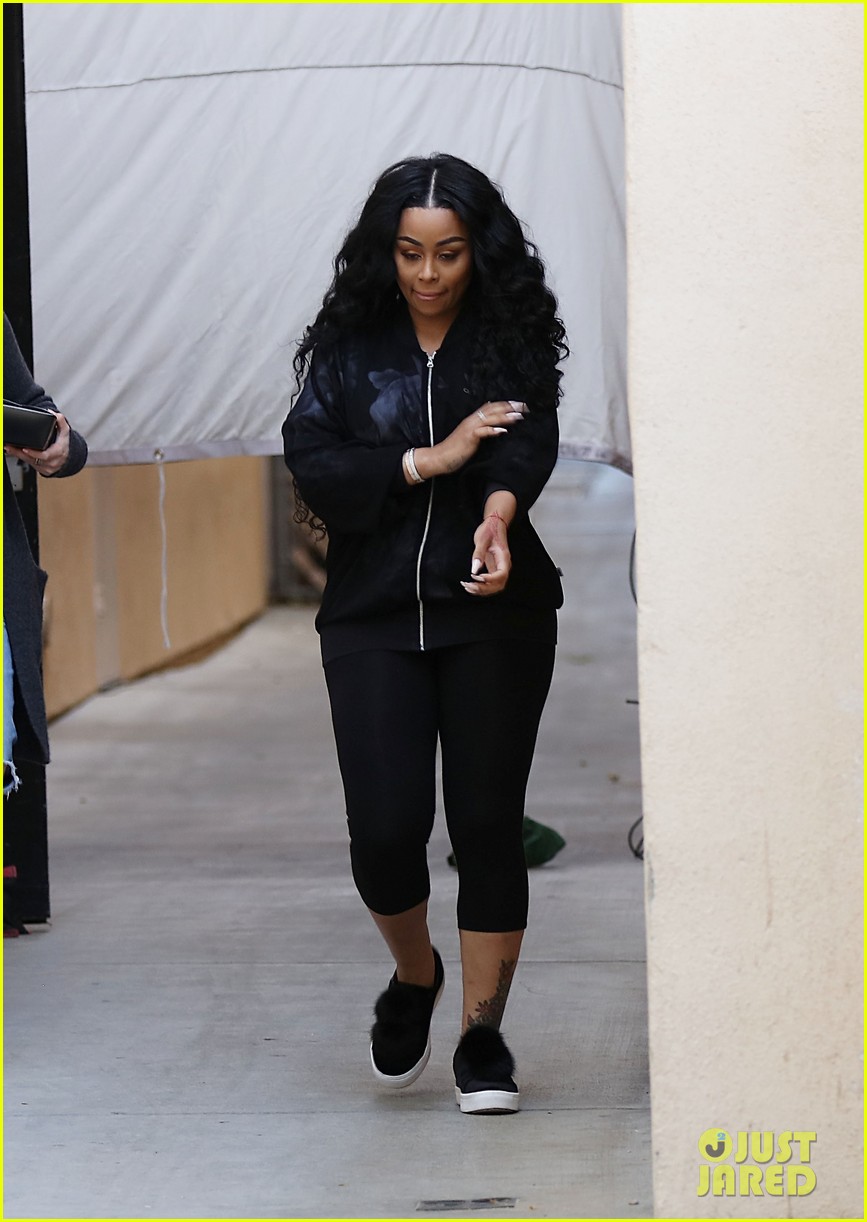 Blac Chyna Celebrates Rob Kardashian's Birthday With His Family Photo(02)