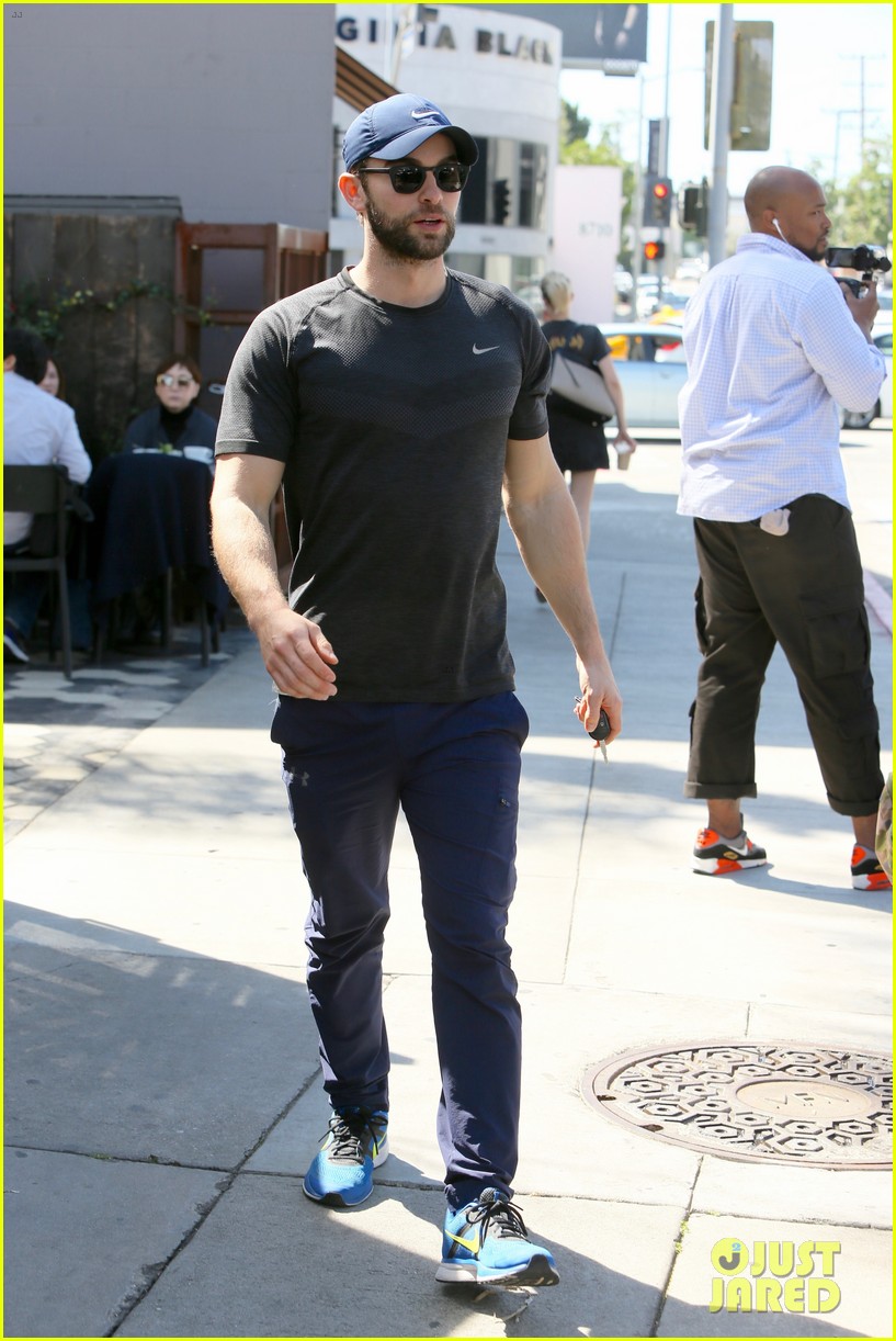 chace crawford rebecca rittenhouse grab a casual lunch 053871946
