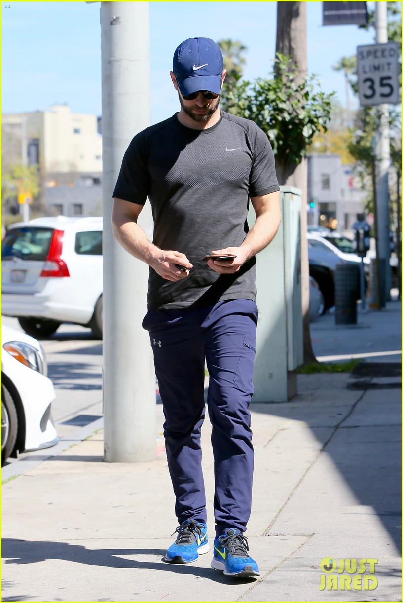chace crawford rebecca rittenhouse grab a casual lunch 10