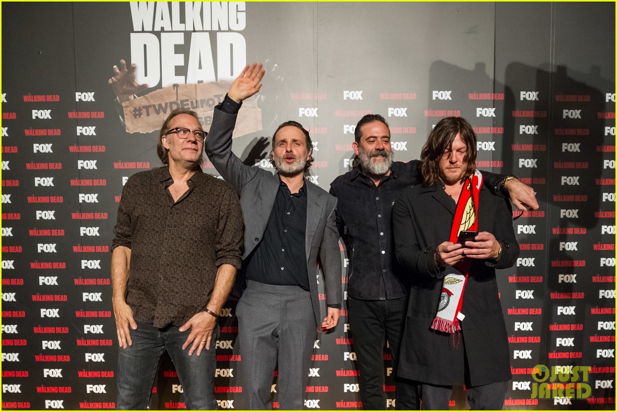 walking dead actors hold hands at fan event in spain 05