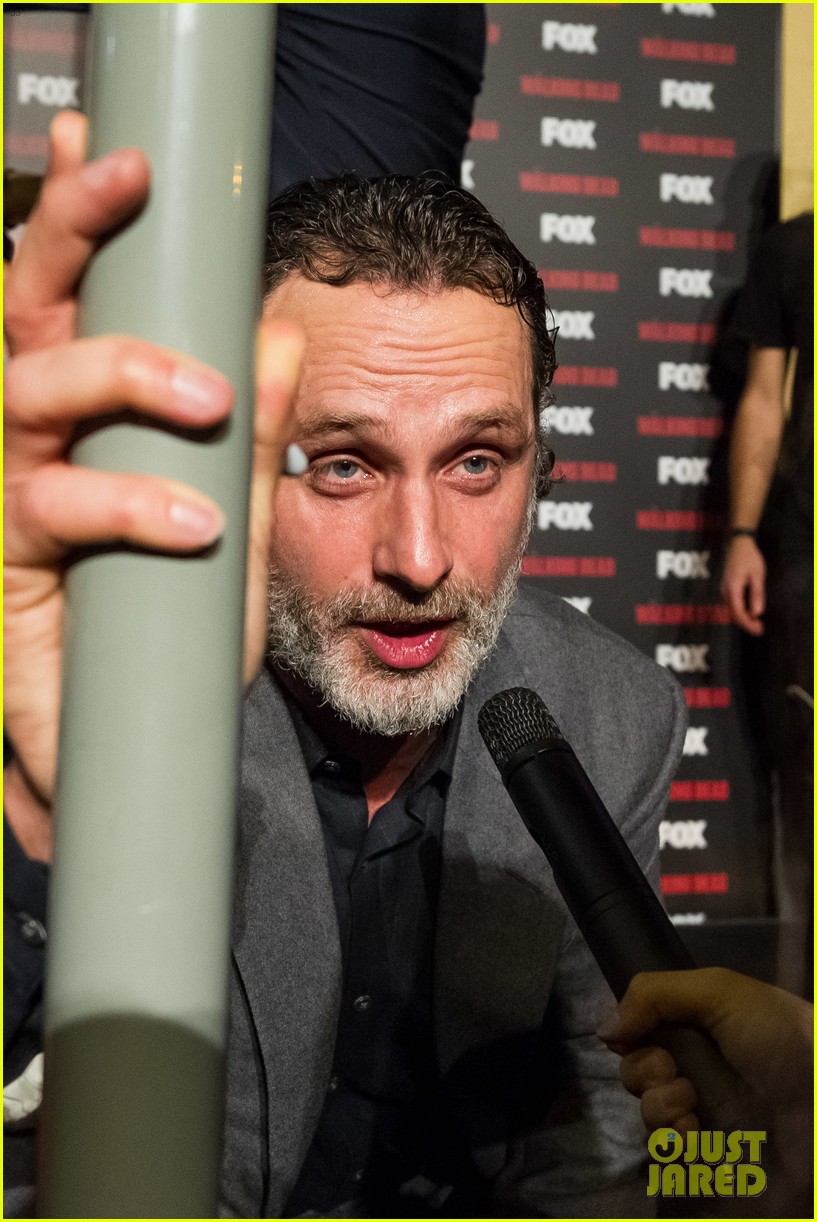 walking dead actors hold hands at fan event in spain 083872107