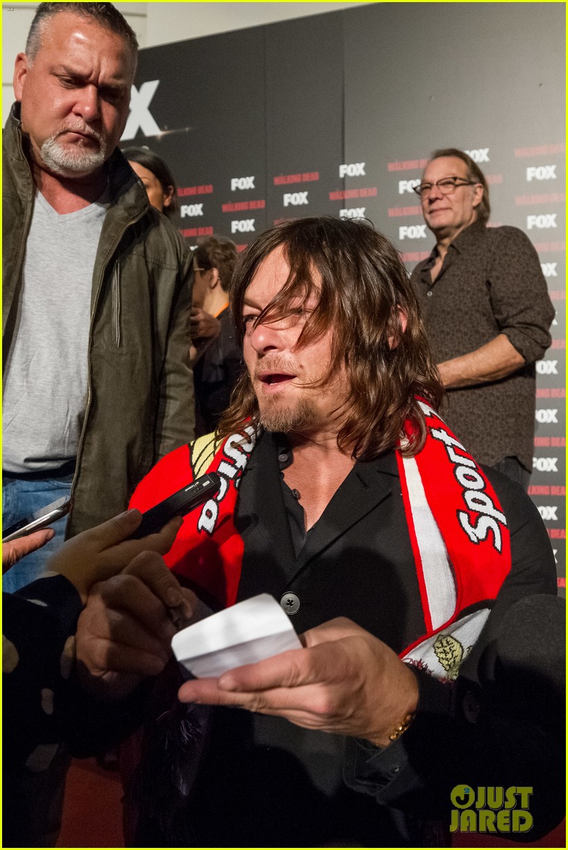walking dead actors hold hands at fan event in spain 09