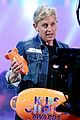 ellen degeneres wins three awards at kcas 2017 crowd recites oath to be in her squad 01