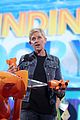 ellen degeneres wins three awards at kcas 2017 crowd recites oath to be in her squad 03