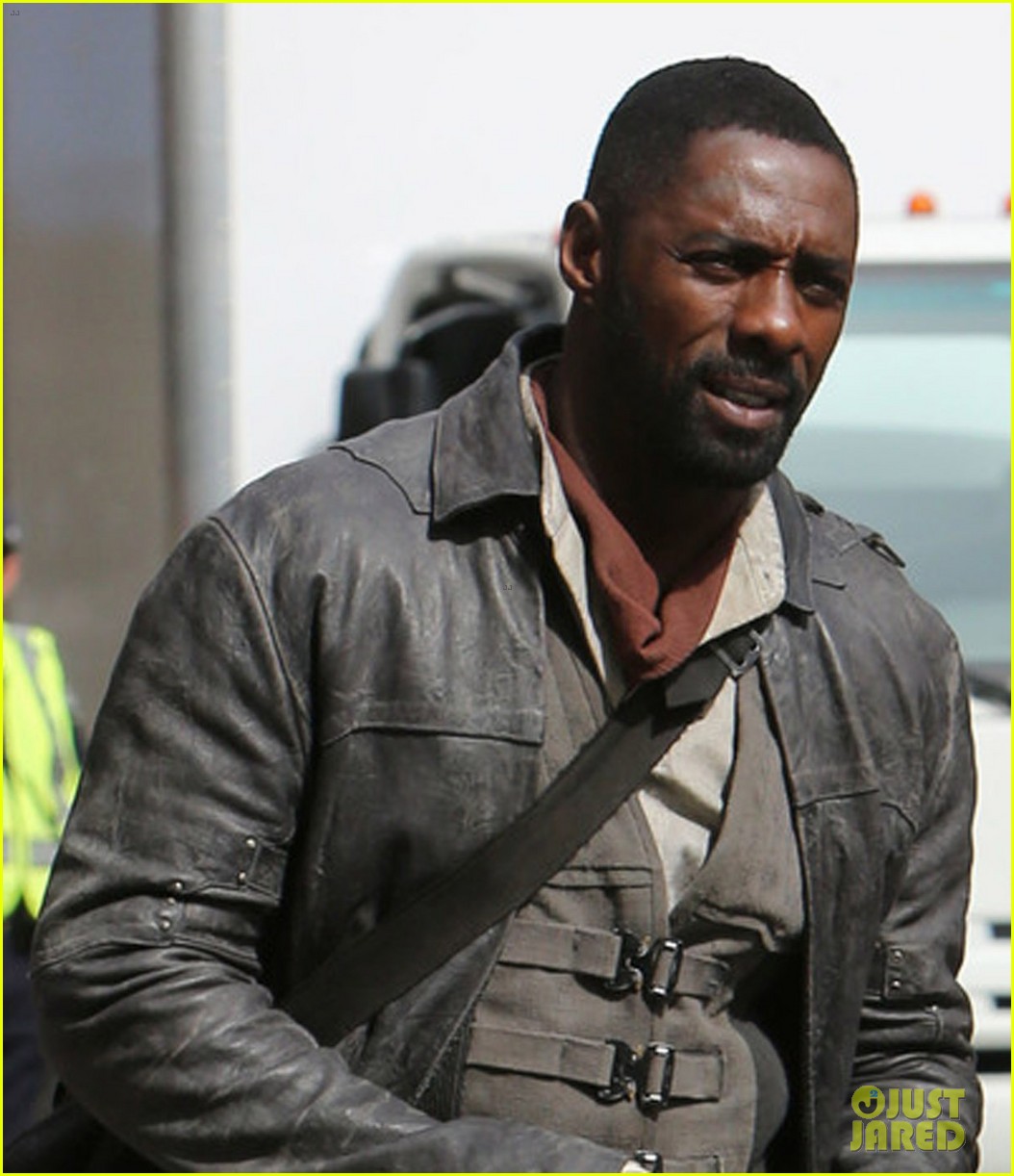 idris elba snacks on a hot dog while filming the dark tower in la 01