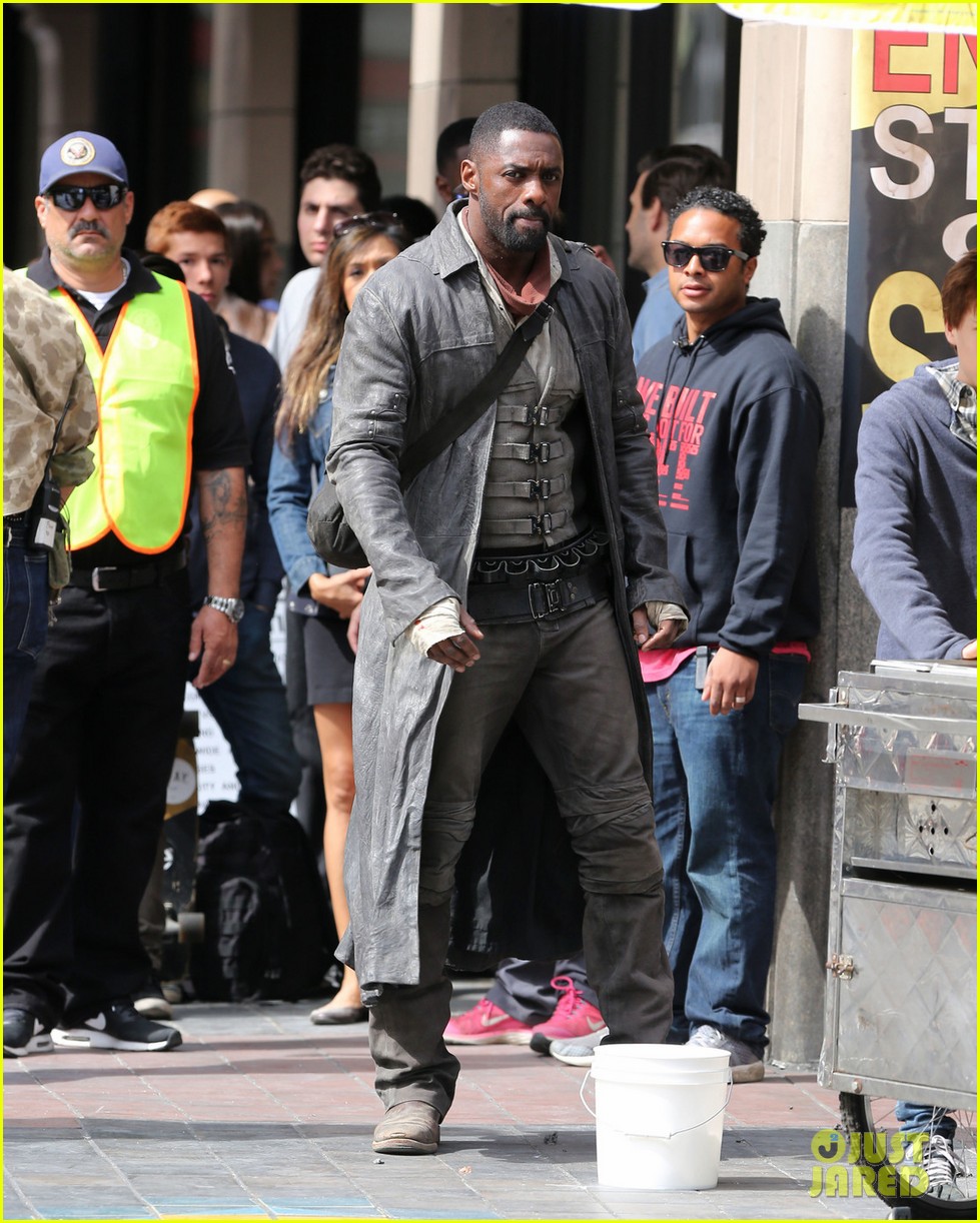 idris elba snacks on a hot dog while filming the dark tower in la 023870035