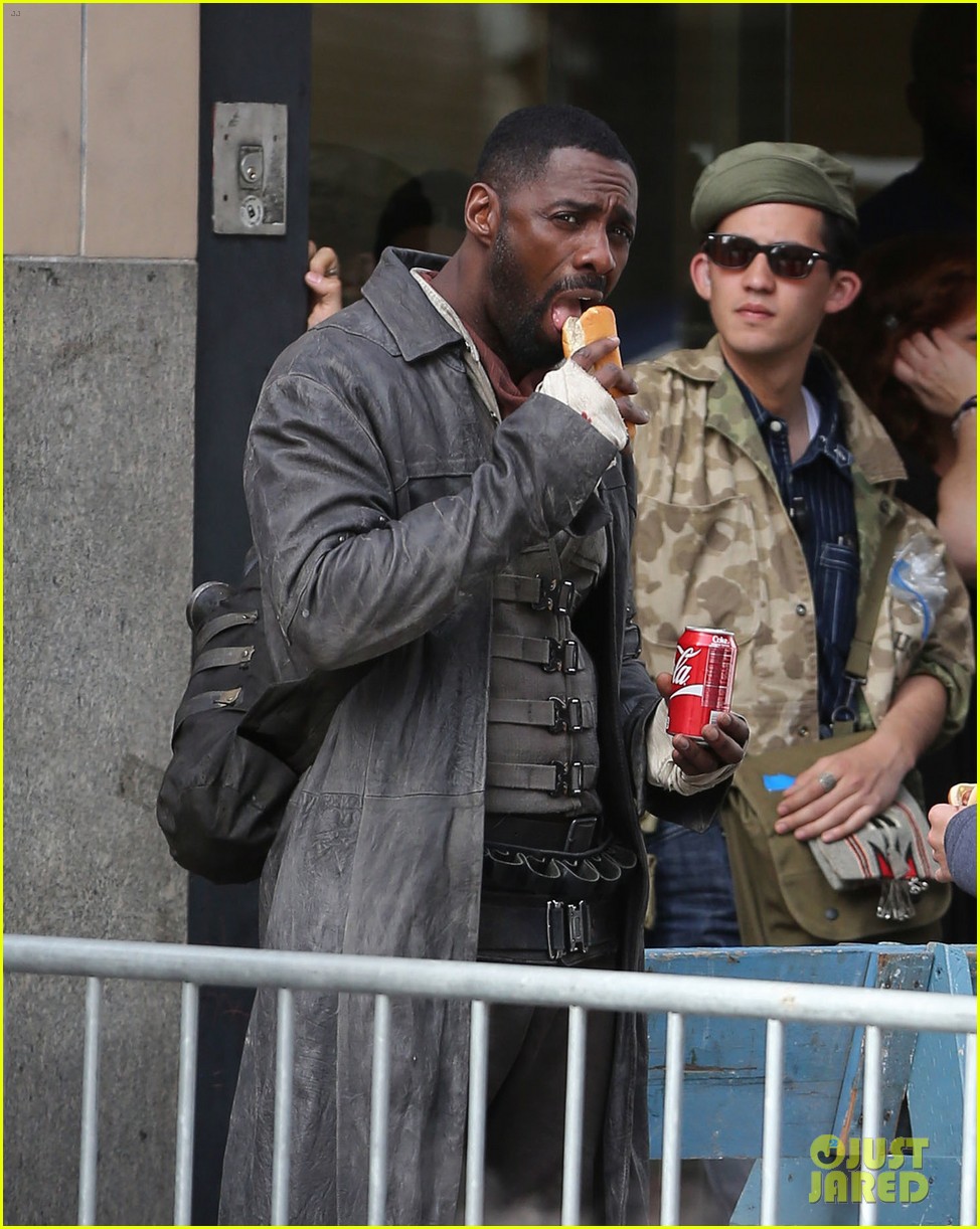 idris elba snacks on a hot dog while filming the dark tower in la 033870036