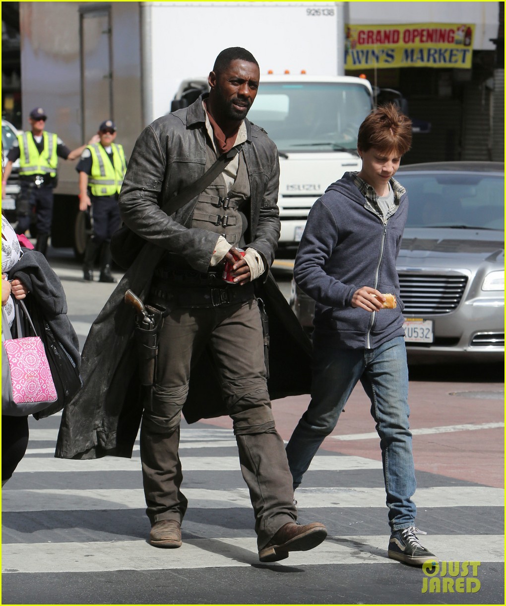 idris elba snacks on a hot dog while filming the dark tower in la 043870037