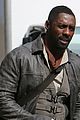 idris elba snacks on a hot dog while filming the dark tower in la 01