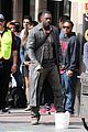 idris elba snacks on a hot dog while filming the dark tower in la 02