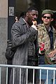 idris elba snacks on a hot dog while filming the dark tower in la 03