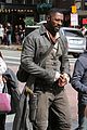 idris elba snacks on a hot dog while filming the dark tower in la 05