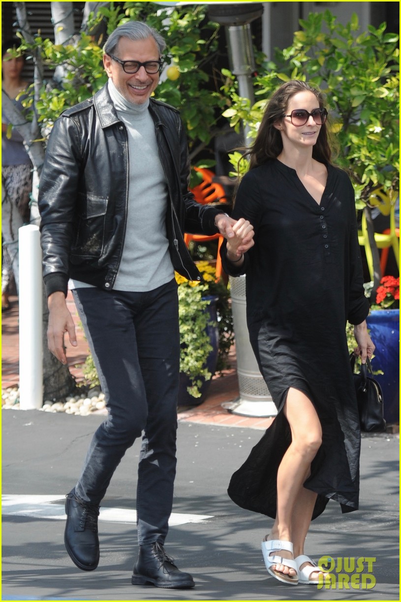 jeff goldblum steps out with pregnant wife emilie 03