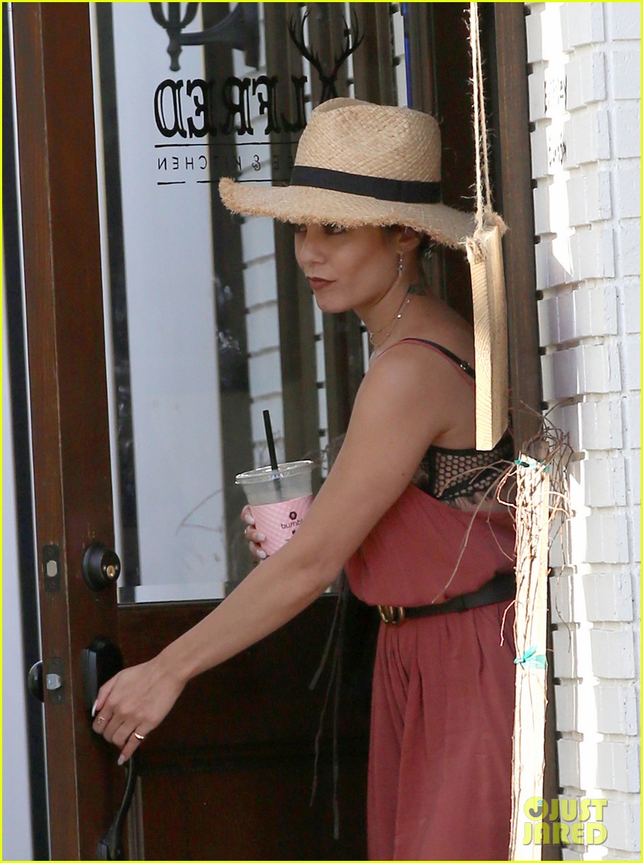 vanessa hudgens tries out long blonde hair see the pic 063869204