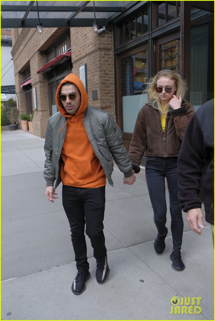 joe jonas and sophie turner hold hands while leaving nyc hotel 09