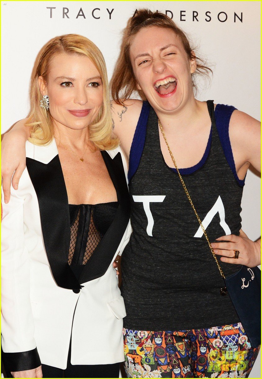 Lena Dunham Facetimes With Paltrow on Red Carpet Photo 3874569