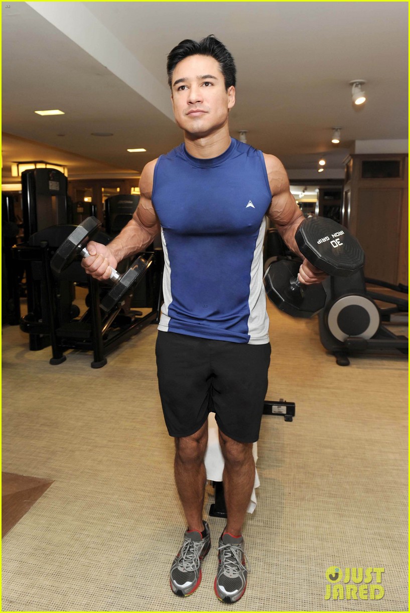 mario lopez puts his muscles to work in these new gym pics 05